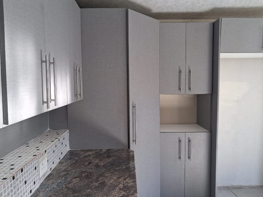 To Let 5 Bedroom Property for Rent in Cambridge Eastern Cape